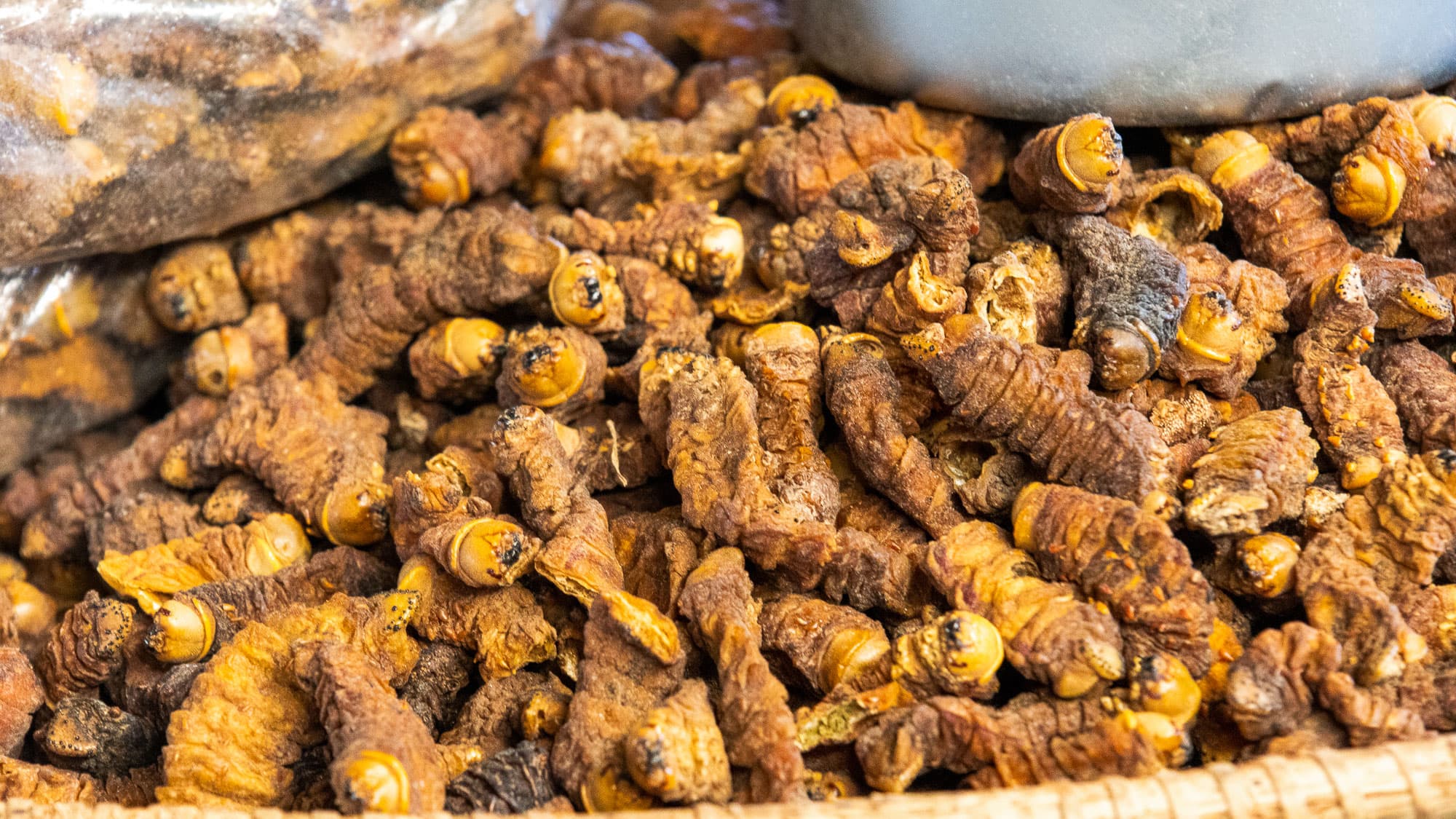 Mopaneraupen gehören im südlichen Afrika ganz selbstverständlich auf den Speiseplan - auf dem Markt in Windhoek werden sie getrocknet angeboten.