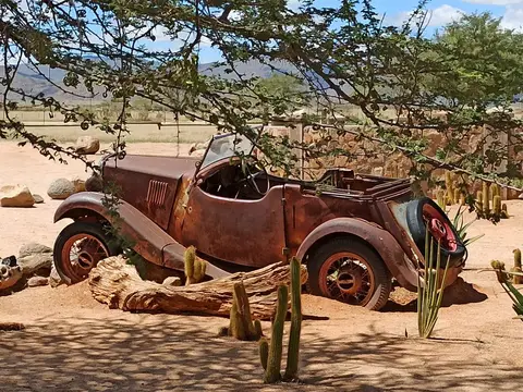 NamibiaSilviaHandy(413).JPG