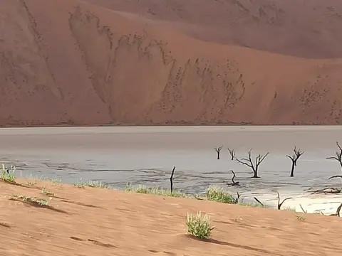 NamibiaSilviaHandy(583).JPG