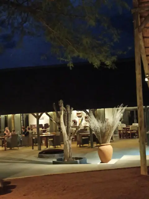 NamibiaSilviaHandy(721).JPG