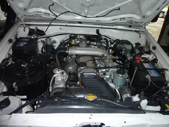 25Motorraum.JPG