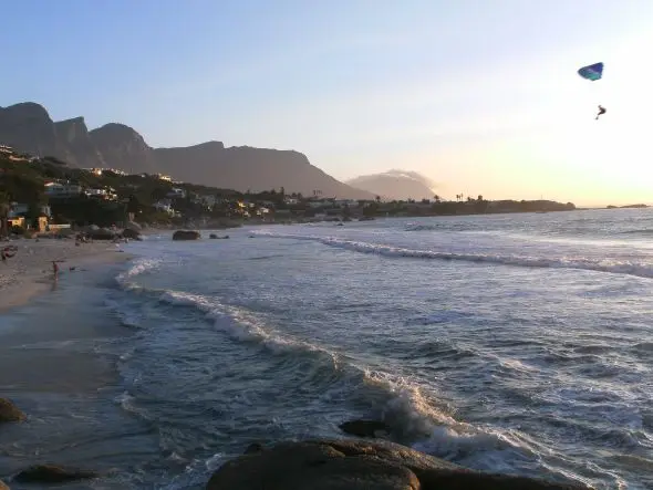 GleitschirmfliegerberCliftonBeach.JPG
