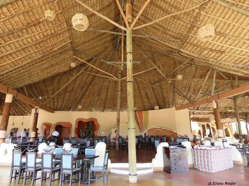 SopaSamburuLodgediningroom.jpg