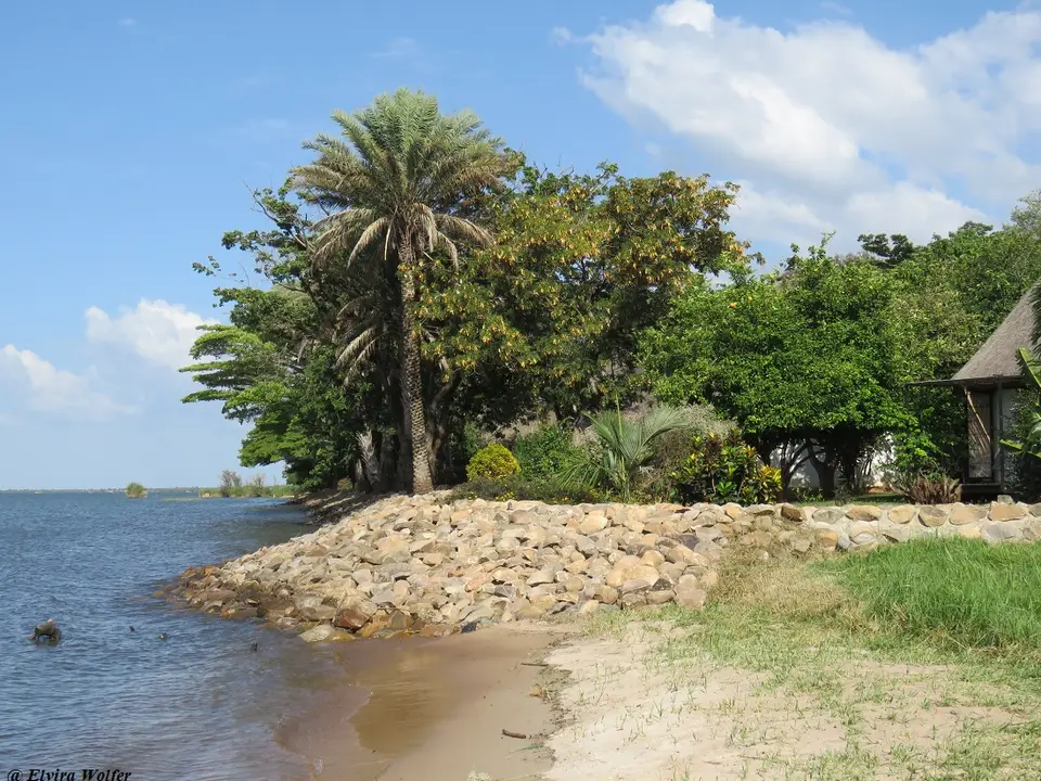 Speke'sBayLodgeUfer.jpg