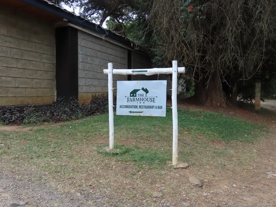 TheFarmhousesign.jpg