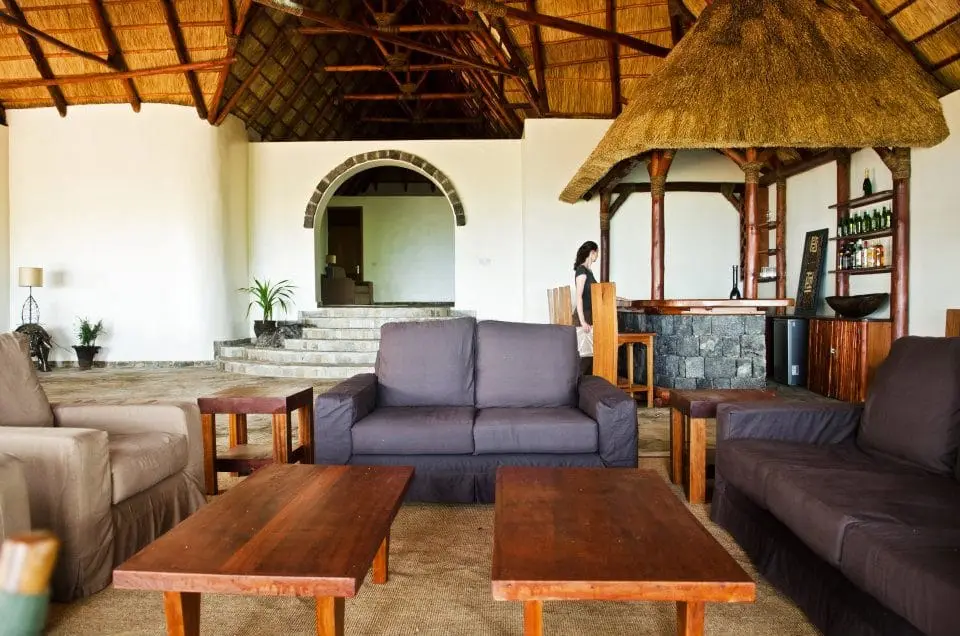 32Mikeno-Lodge-Bar.jpg