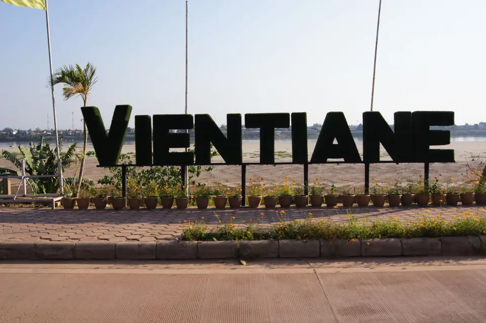 00230039-VientianeMekongpromenade.JPG