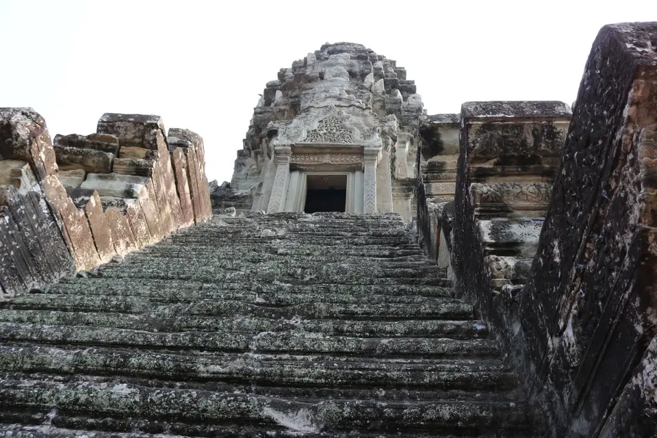 09081709-AngkorWatsteileTreppen.JPG