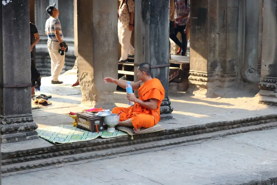 09261742-AngkorWatkochenderMönch.JPG