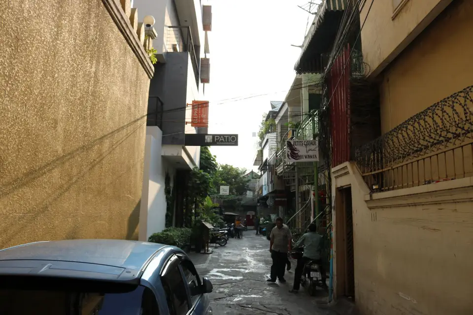 10952048-PhnomPenhHotelPatio.JPG