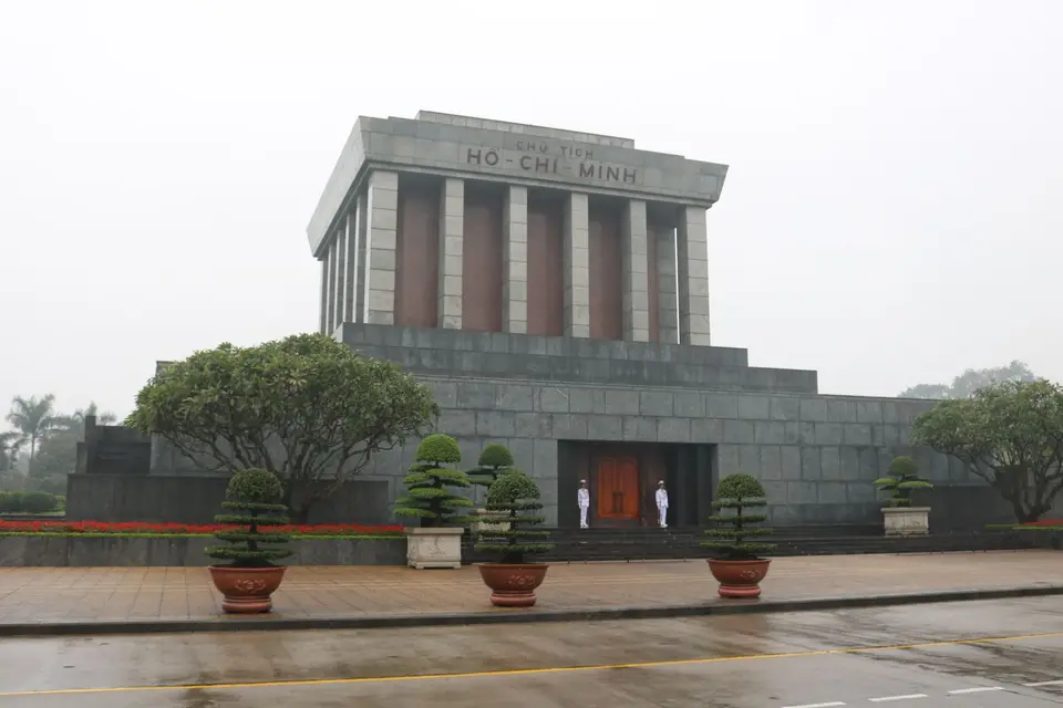18123201-HanoiHoChiMinhMausoleum.JPG
