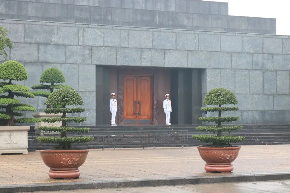 18133202-HanoiHoChiMinhMausoleum.JPG