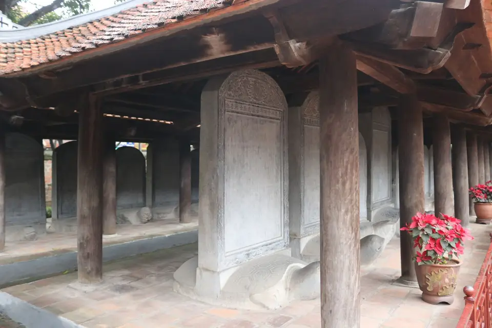 18323229-HanoiLiteraturtempel82vonSchildkrötengetragenenKandidatenstelen.JPG