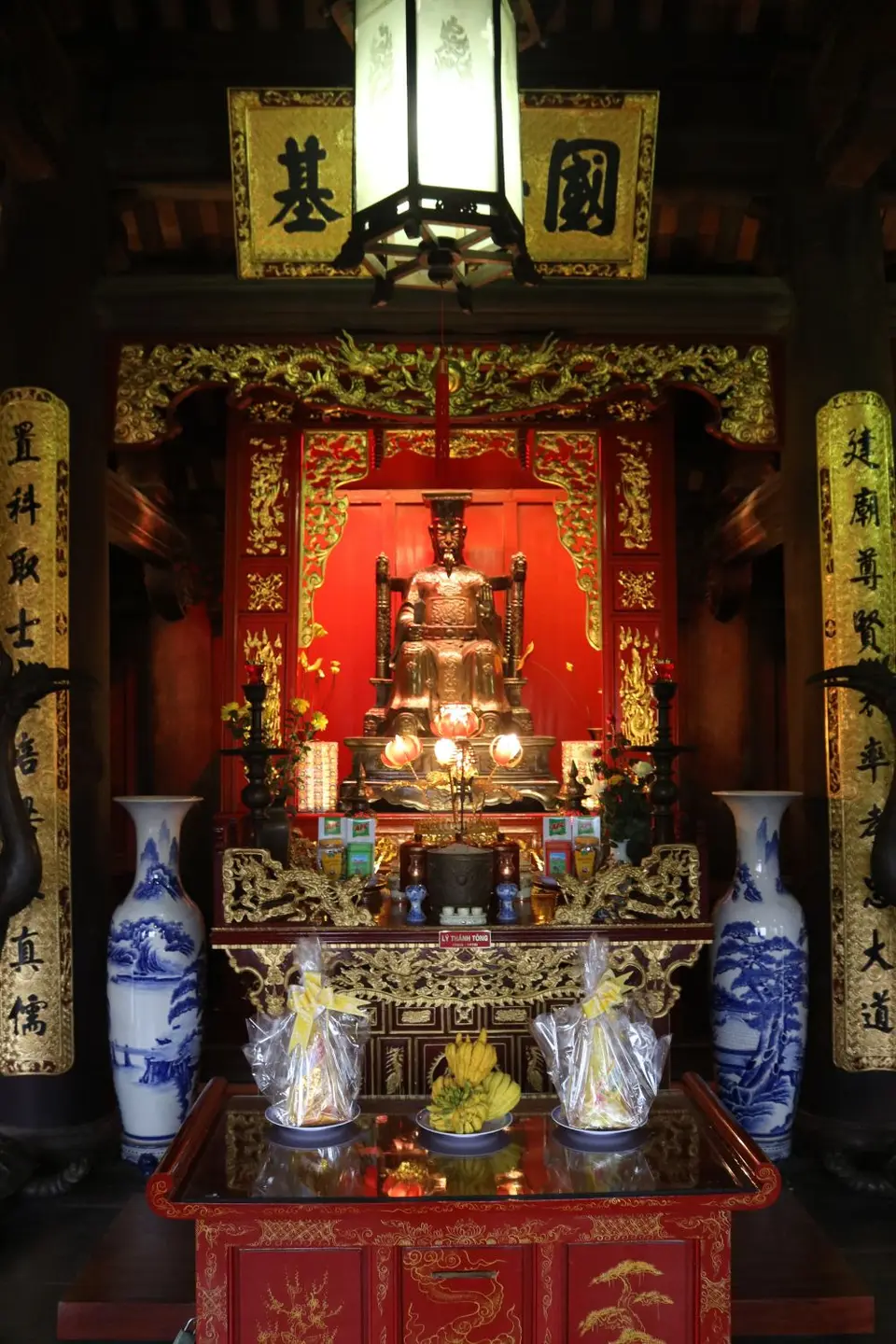 18483254-HanoiLiteraturtempelKhai-Thanh-TempelStatuedesKönigsLyThanhTong.JPG