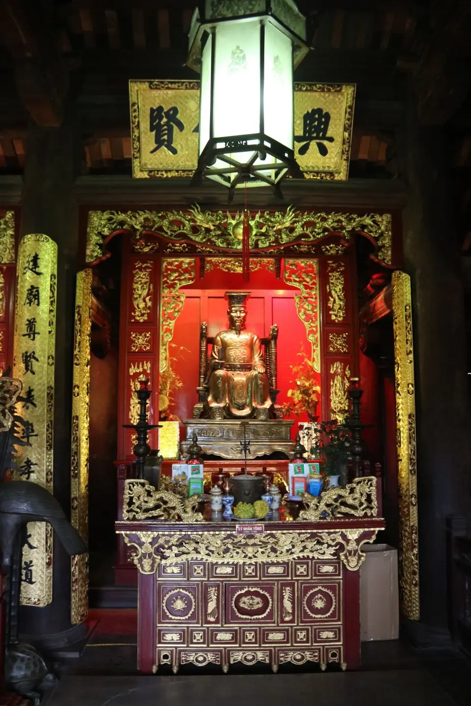 18493255-HanoiLiteraturtempelKhai-Thanh-TempelStatuedesKönigsLyNhanTong.JPG