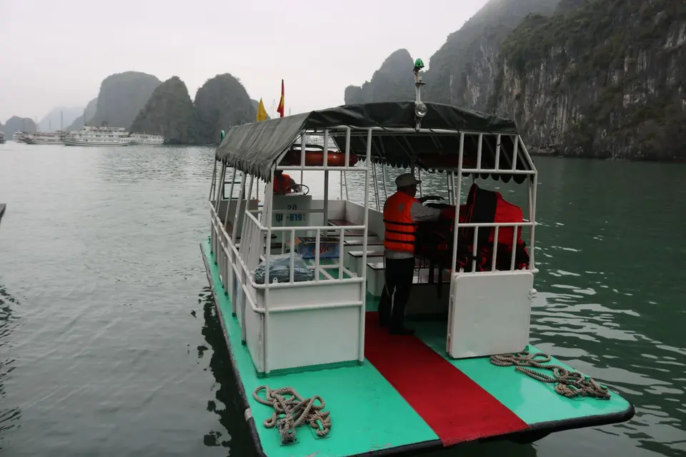19263364-HalongBuchtTransferboot.JPG