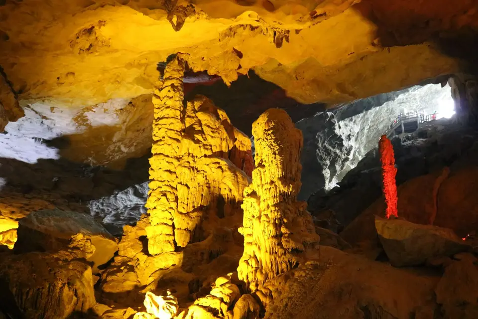 19373383-HalongBuchtHangSungSotHöhle.JPG