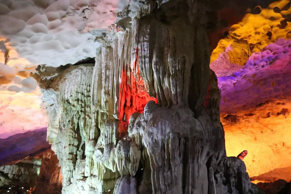 19433391-HalongBuchtHangSungSotHöhle.JPG