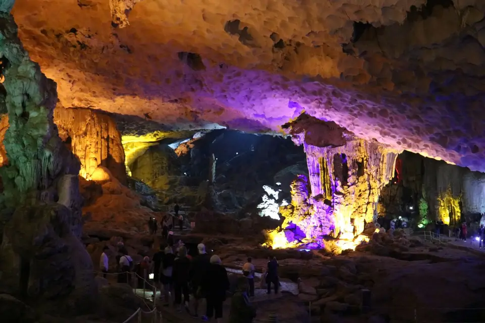 19563411-HalongBuchtHangSungSotHöhle.JPG