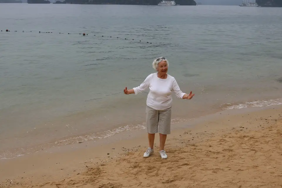 20713640-HalongBuchtTiTopIsland.JPG