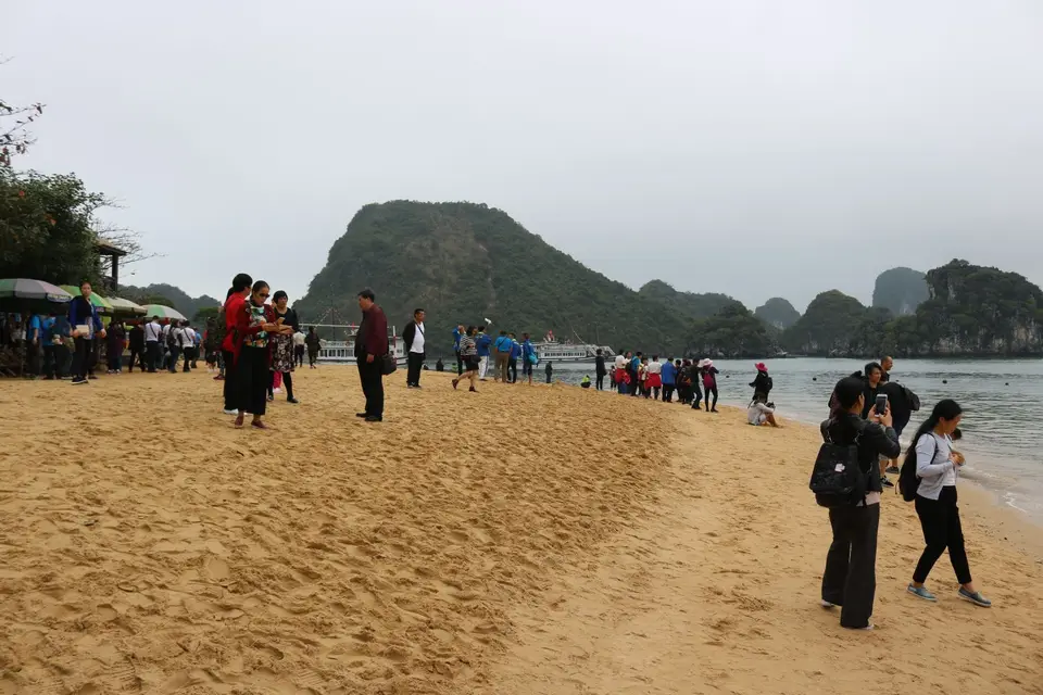 20723642-HalongBuchtTiTopIsland.JPG