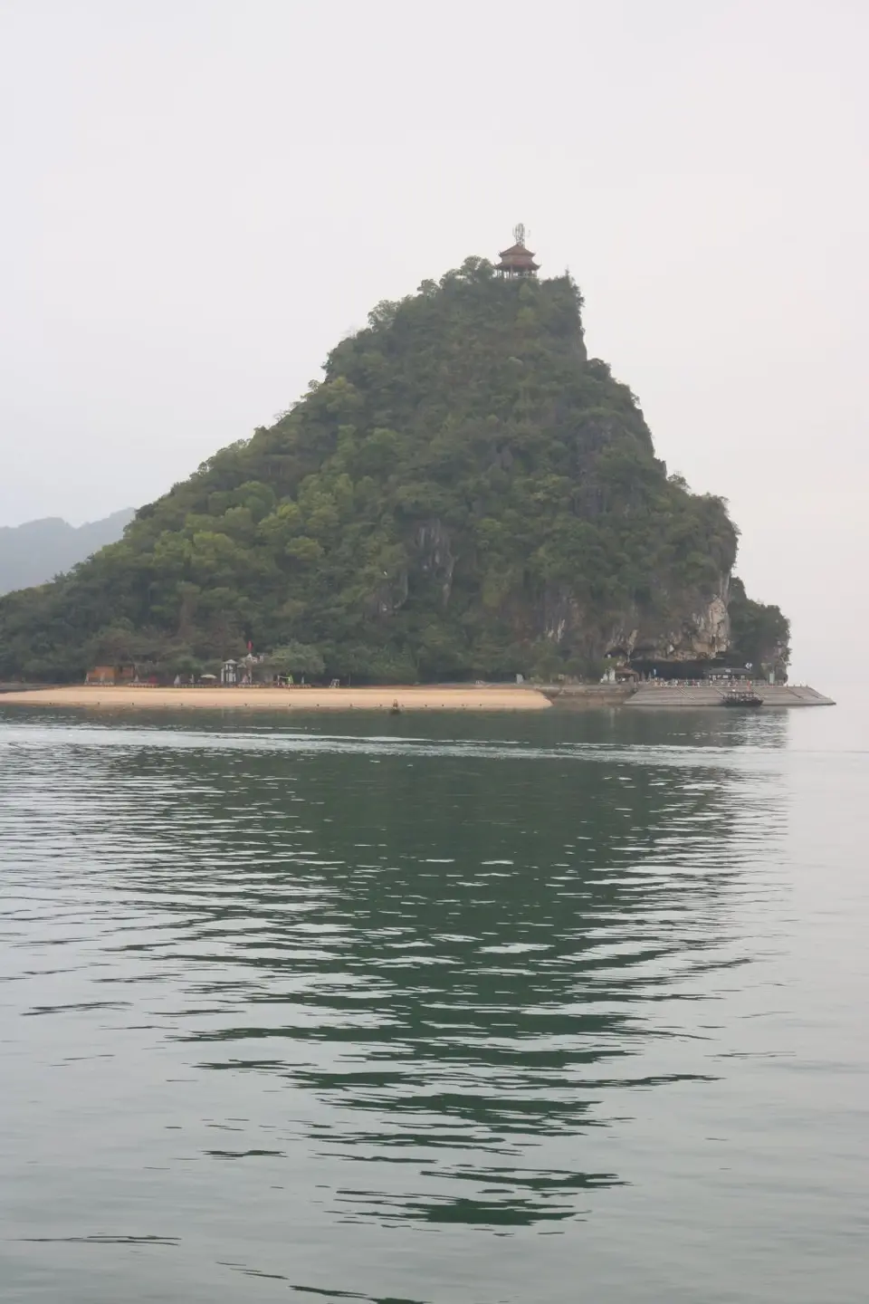 20733659-HalongBuchtTiTopIsland.JPG