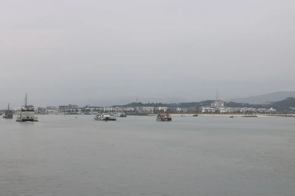 21133720-HalongBuchtEinfahrtindenHafen.JPG