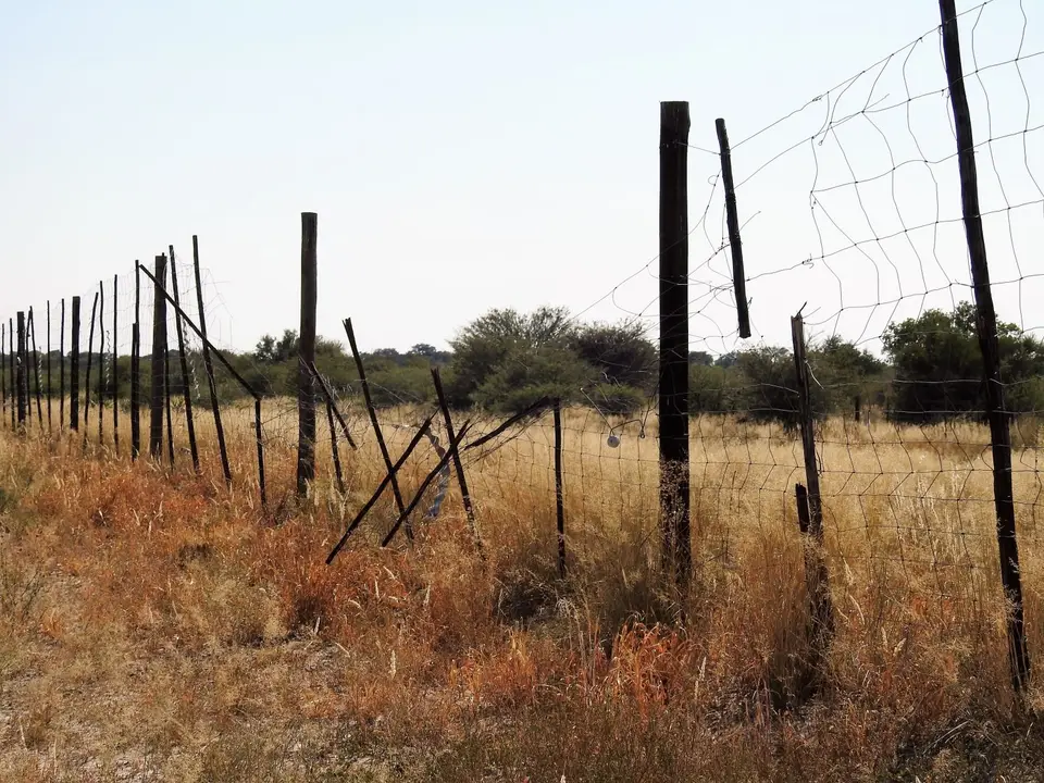 Khutsefence.JPG