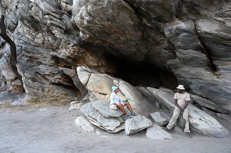 Tsodillo_Höhle-mit-Guides.jpg