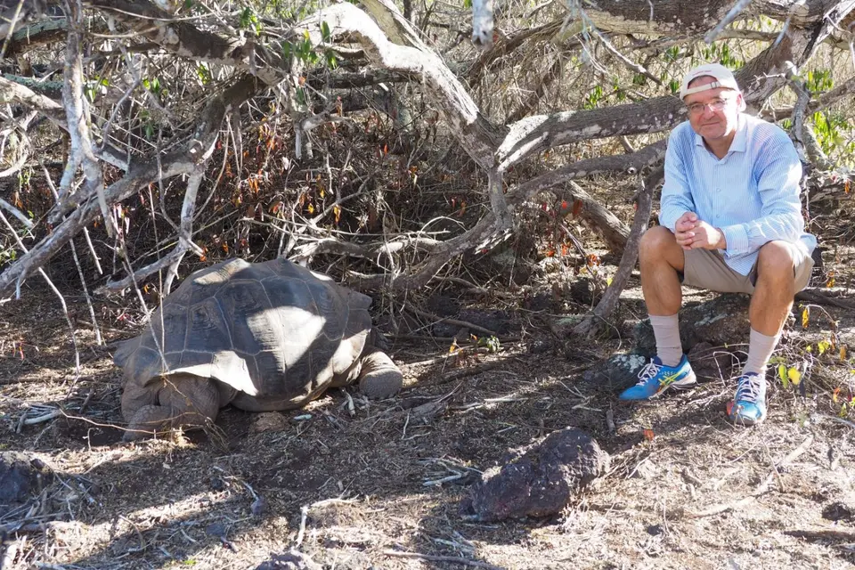 127EquadorNov2023-GalapagosIsabela-JPundRiesenschildkröte.JPG