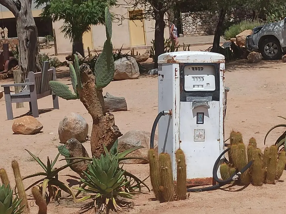 NamibiaSilviaHandy(422).JPG