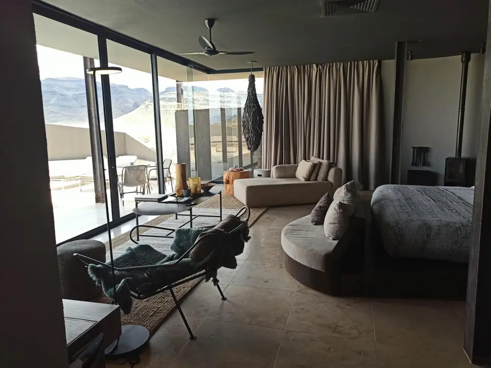 NamibiaSilviaHandy(518).JPG