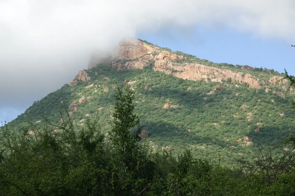 111FelswandinWolken.JPG