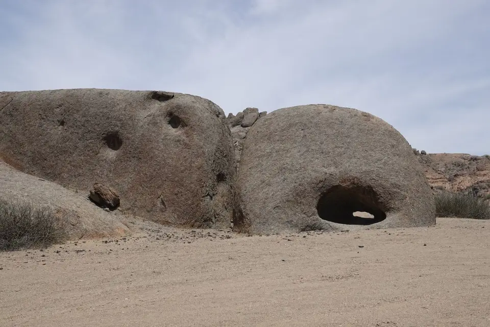353Holeintherock.jpg