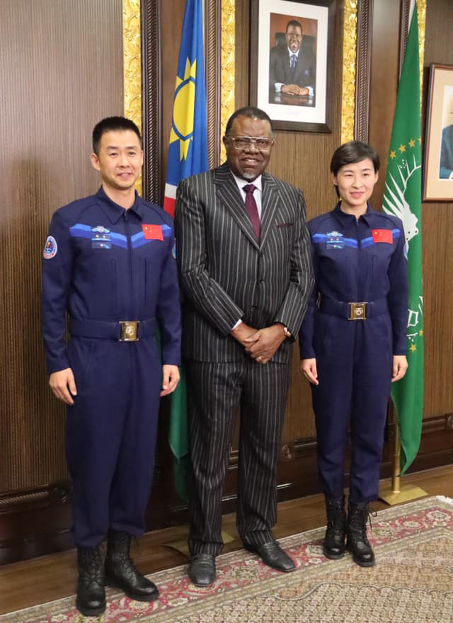 Präsident Geingob & chinesische Astronauten