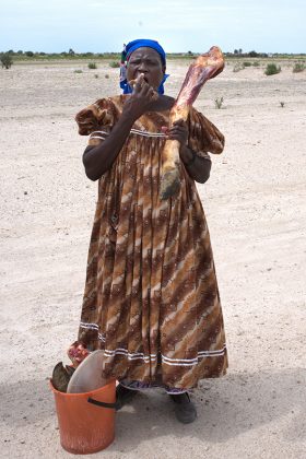 Hererofrau mit Rinderbein