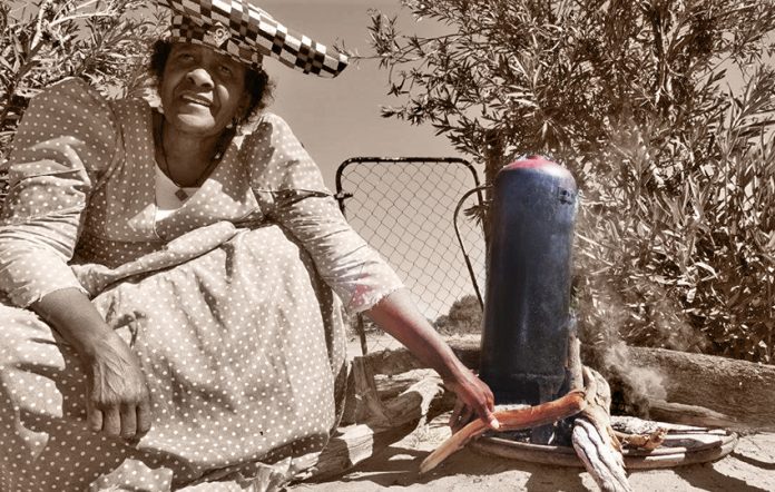 Hererofrau mit Gasflasche