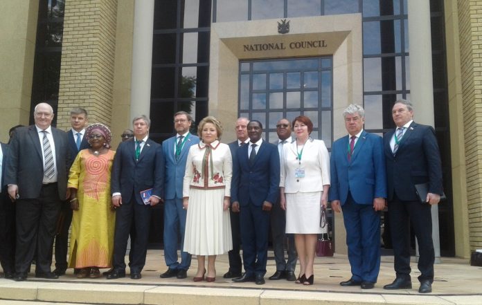 Russische Delegation besucht namibischen Nationalrat