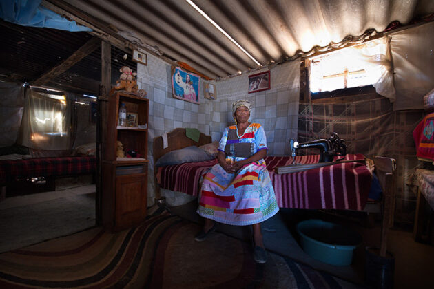 Namafrau in ihrer Hütte, Namibia