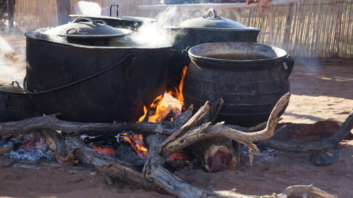 Ein Potjie kocht auf dem Feuer