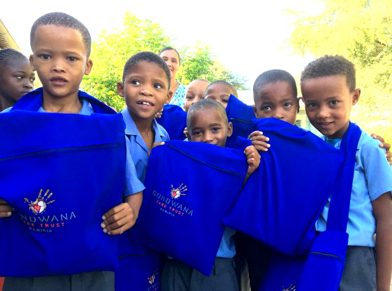 Schüler mit gesponserten Schultaschen, Namibia
