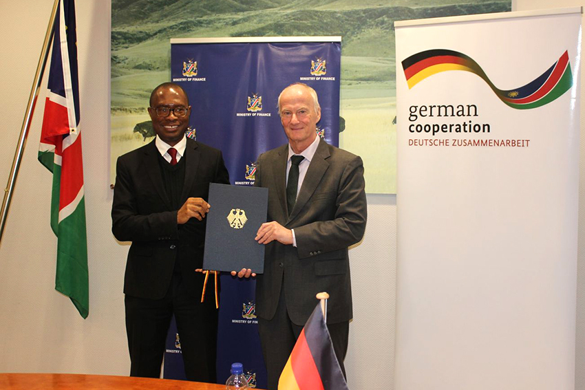 Namibias Finanzminister Iipumbu Shiimi, deutschr Botschafter in Namibia, Herbert Beck.