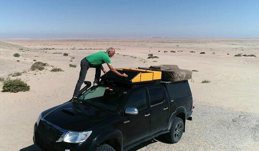 Geländefahrzeug in der Wüste, Namibia