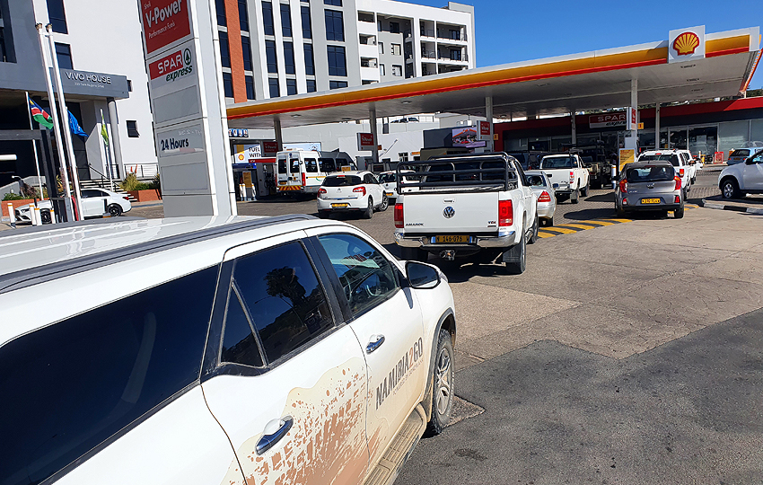 Tanken Schlange Tankstelle Treibstoffpreis Namibia NamibiaFocus
